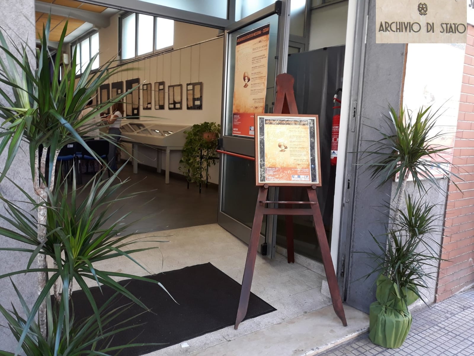 Ingresso dalla via G. La Farina con accesso alla Sala mostre - conferenze.